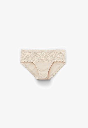 Beige katoenen slip met een bloemenkant tailleband. De randen zijn afgewerkt met geschulpte details, wat het ontwerp verrijkt met ingewikkelde patronen.