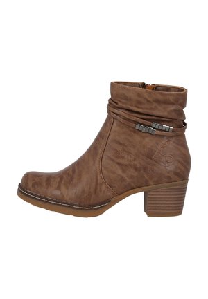 Bottines en cuir synthétique marron avec tige fléchissante, petit talon empilé, sangle décorative avec accents en métal et surpiqûres contrastées.