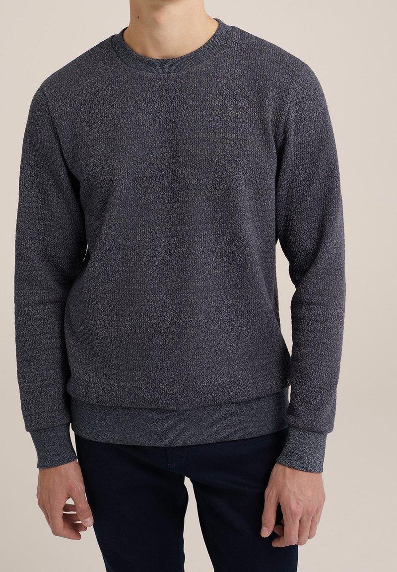 Pull gris foncé avec un motif texturé, col rond, et poignets et ourlet côtelés. Fabriqué à partir d'un matériau tricoté. La coupe est décontractée et informelle.