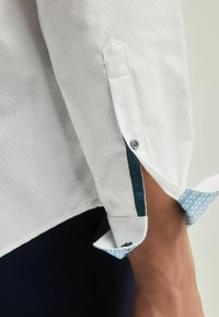 Next TEXTURED TRIMMED REGULAR FIT SINGLE CUFF - Hemd - white blue floral