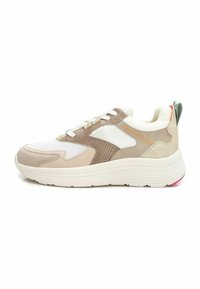 Sneaker beige e bianco con mesh testurizzato e sezioni lisce, punta arrotondata, suola spessa e accenti colorati a contrasto sul tallone.