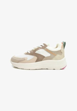 Sneaker beige e bianco con mesh testurizzato e sezioni lisce, punta arrotondata, suola spessa e accenti colorati a contrasto sul tallone.