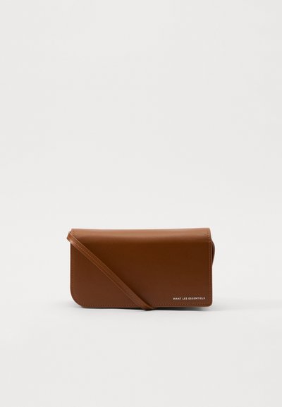 Plică din piele maro cu o textură netedă, design pliabil și curea detașabilă. Prezintă un branding minimalistic pe față.