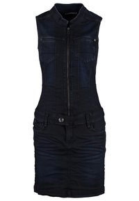 Robe en denim foncé sans manches avec fermeture éclair devant, deux poches poitrine, ceinture boutonnée et jupe ajustée au-dessus du genou.