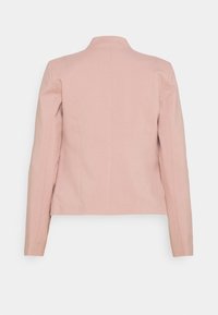 Upravený růžový blazer s dlouhými rukávy, malým límečkem a přiléhavým střihem. Tkanina vypadá hladce bez viditelných zapínání nebo ozdob.