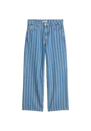 Niebieskie jeansy denimowe z pionowymi białymi paskami, prostymi nogawkami, przednimi kieszeniami i paskiem zapinanym na guzik.