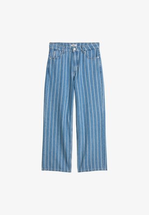 Jean en denim bleu avec des rayures blanches verticales, coupe droite, poches avant et taille avec fermeture par bouton.