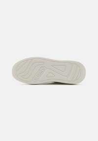 Guess ELBA - Sportbačiai - white/pink