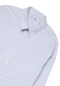 Camicia a righe blu chiaro e bianco con colletto a punta, taschino sul petto e vestibilità standard. Realizzata in tessuto intrecciato. Taglia XL.
