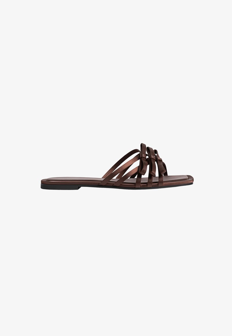 Brune flade sandaler med flere slanke remme og et minimalistisk design. Sålen er flad og let tekstureret for bedre greb.