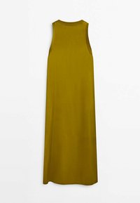 Robe longue sans manches de couleur moutarde profonde, présentant un design simple avec un col arrondi et une texture douce.