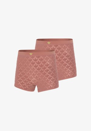 Kaksi laventelinväristä bokserishortsia, joissa on kohokuvioidut Adidas-timanttikuvioiset logot ja pieni keltainen timanttikuvioinen logo vyötärönauhan kohdalla, valkoista taustaa vasten.