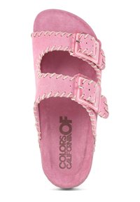 Rosa mockalädersandal med två justerbara remmar, kontrasterande vit sömnad och en texturerad fotbädd med varumärket.