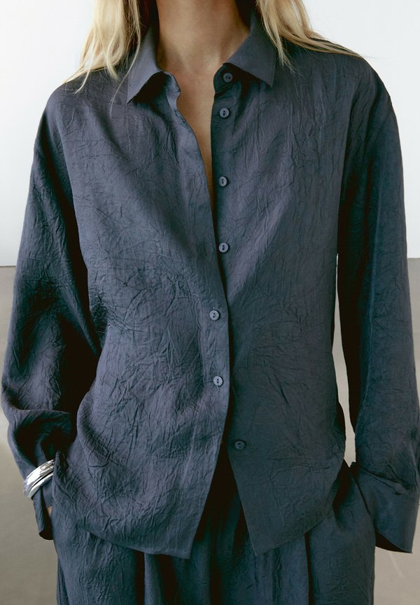 WITH TEXTURE DETAIL - Hemdbluse