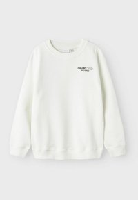 Witte sweatshirt met een geribbelde ronde hals, lange mouwen en een textuur met de opdruk "PLAYOFFS" aan de voorkant. Zachte stof met een gladde textuur.