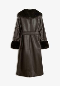 Hnědý kožený kabát s koženým límcem a manžetami, s opaskem na pase a přímým siluetou. Obsahuje středový šev a rozparek vzadu.