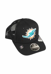 Schwarze Baseballcap mit Mesh-Rückseite, ausgestattet mit einem gestickten türkisfarbenen Delfin-Logo und orangen Sonnenstrahlen. Enthält ein silbernes NFL-Abzeichen auf der Vorderseite.