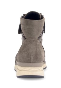 Grijze suede enkellaars met een gewatteerde kraag en contrasterende witte tussenzool. Voorzien van subtiele stiksels en een lipje voor gemakkelijke toegang.