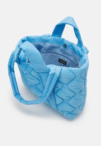 Blauwe gewatteerde draagtas met tekstuurlussen, met een ruime binnenkant en een ritszak. De binnenkant is van een lichter blauw.