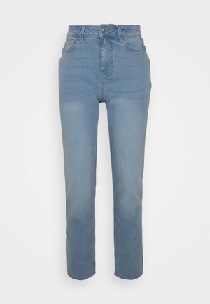Jean en denim bleu clair taille haute à jambes droites avec fermeture éclair et bouton à l'avant, poches avant et arrière, présenté sur fond blanc.
