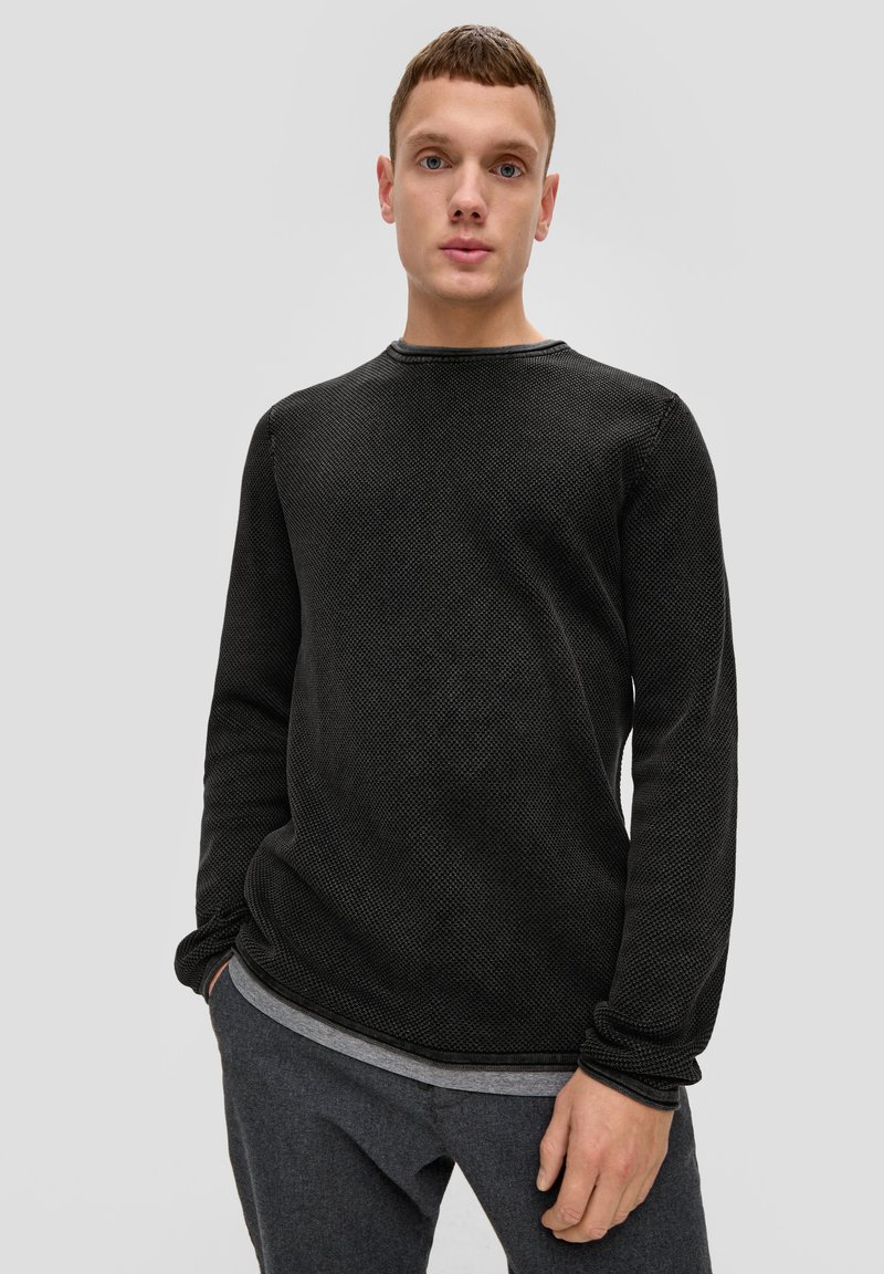 Schwarzer langärmliger strukturierter Pullover mit rundem Ausschnitt, der ein dezentes Muster und kontrastierende graue Akzente am unteren Saum aufweist.