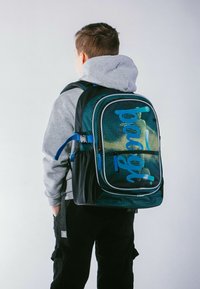 Czarny i niebieski plecak w wzory z dużą, stylizowaną grafiką, regulowanymi szelkami i kieszeniami na zamek. Gładka tekstura i solidna konstrukcja.