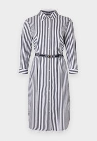 Pruhované šaty v námořnické modři a bílé, s límečkem, zapínáním na knoflíky, dlouhými rukávy a značkovým pasem se zlatým akcentem.