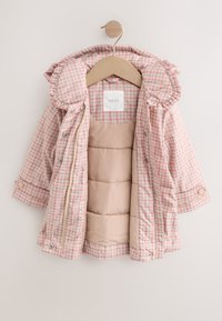 Veste matelassée en vichy rose avec une capuche à volants, fermeture éclair et doublure isolante beige. Comprend des boutons-pression et une étiquette logo à l'intérieur.