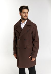 Brauner doppelt geknöpfter Mantel mit großen Revers, gefertigt aus strukturiertem Stoff, mit schwarzen Knöpfen, zwei seitlichen Taschen und taillierter Passform.