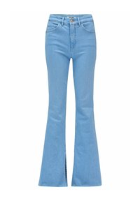 Jeans de mezclilla azul claro de corte acampanado con cintura alta, bolsillos frontales y aberturas en los dobladillos. Textura suave y detalles de costura sutiles.