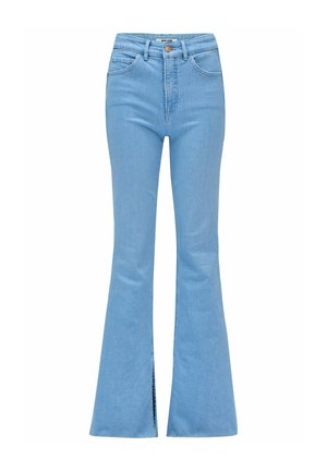 Jeans de mezclilla azul claro de corte acampanado con cintura alta, bolsillos frontales y aberturas en los dobladillos. Textura suave y detalles de costura sutiles.