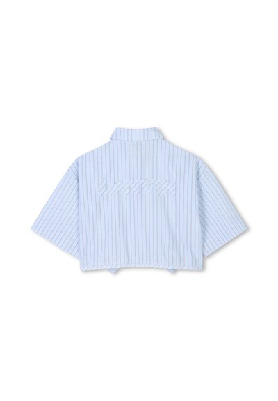 Chemise courte bleu clair avec des rayures horizontales blanches et roses, col à rabat et détail brodé au dos. Manches courtes.