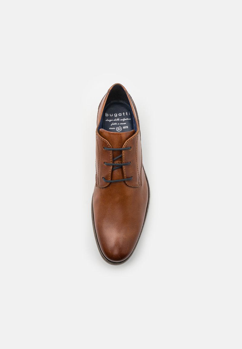 Braune Lederdressschuhe mit runder Zehenform, Schnürdesign und glatter Textur. Innen befindet sich das Branding mit einer dunkelblauen Einlegesohle.