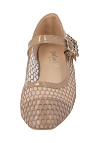 Zapato Mary Jane beige con parte superior de malla, correa de charol y hebilla cuadrada adornada con múltiples piedras de color claro. Diseño de punta redonda.