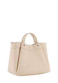 Borsa tote in pelle beige con superficie texture, due manici corti e dettagli in metallo argentato. Presenta un logo sul pannello anteriore.