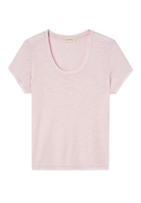 T-shirt z krótkim rękawem, z okrągłym dekoltem w jasnoróżowym kolorze, wykonany z miękkiej, teksturowanej tkaniny, o luźnym kroju i bez widocznych wzorów czy akcentów.