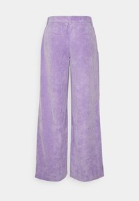 Långa vida corduroybyxor i ljuslila med vertikal ribbad textur. Har två bakfickor och hög midja.