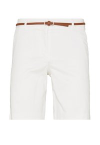Pantaloni corta khaki bianchi con una cintura in pelle marrone. Caratterizzati da un fronte piatto, tasche laterali e una texture liscia. Design pulito e sartoriale.