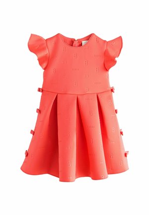 Abito corallo con maniche corte a volant. Presenta lettere in rilievo e fiocchi. Gonna svasata con pieghe e dettagli a fiocco laterali. Chiusura con zip sul retro.