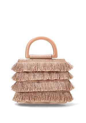 Pequeño bolso beige con detalles de flecos en capas y un asa sólida y redondeada sobre un fondo blanco.