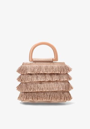 Pequeño bolso beige con detalles de flecos en capas y un asa sólida y redondeada sobre un fondo blanco.