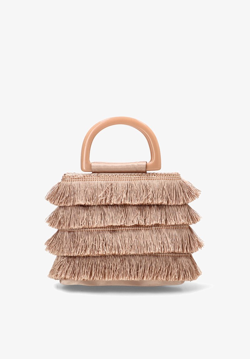Pequeño bolso beige con detalles de flecos en capas y un asa sólida y redondeada sobre un fondo blanco.