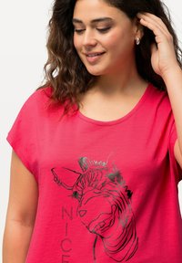 Ulla Popken ANIMAL CAP SLEEVE GRAPHIC - Triko s potiskem - hibiscus red