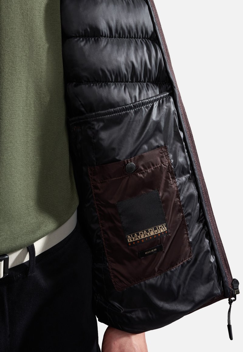 Schwarze Daunenjacke mit gestepptem Muster, ausgestattet mit einer dunkelbraunen Innentasche, die mit "NAPAPIJRI" beschriftet ist, und einem Reißverschluss an der Seite.