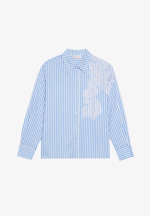 Chemise rayée bleue et blanche à manches longues, avec un col pointu et une fermeture à boutons, présentant des détails en dentelle sur le côté gauche.