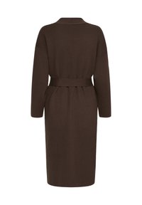 Cappotto lungo in maglia marrone scuro con una cintura coordinata legata in vita, mostrato da dietro su uno sfondo bianco.