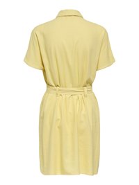 Sárga rövid ujjú ruha galléros nyakkivágással és hozzáillő övvel, hátulnézetből, ráncolt derékrésszel.