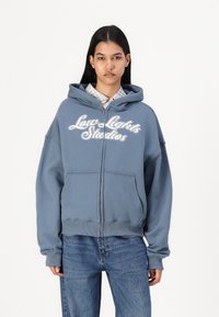 LOW LIGHTS STUDIOS® SHUTTER WOMAN ZIPPER - Kapucnis pulóver - dusty blue
