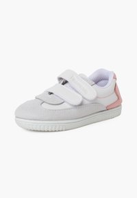 Sneaker bassa in suede grigio e materiale sintetico con accenti bianchi e rosa, dotata di doppie cinghie in Velcro e suola di gomma testurizzata.
