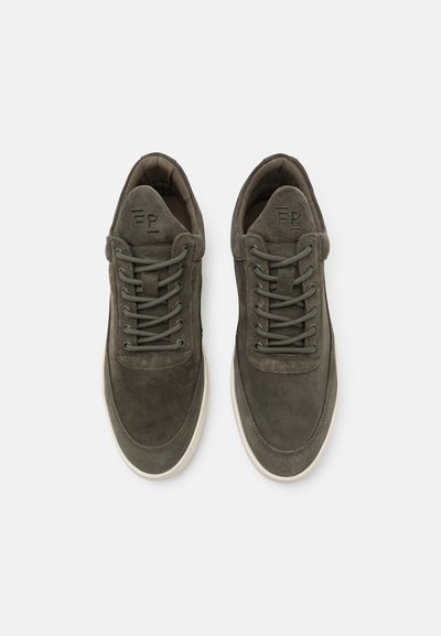 Suede sneakers in dark gray with a streamlined design, round toes, six eyelets, and embossed logo on the tongue. White rubber soles.